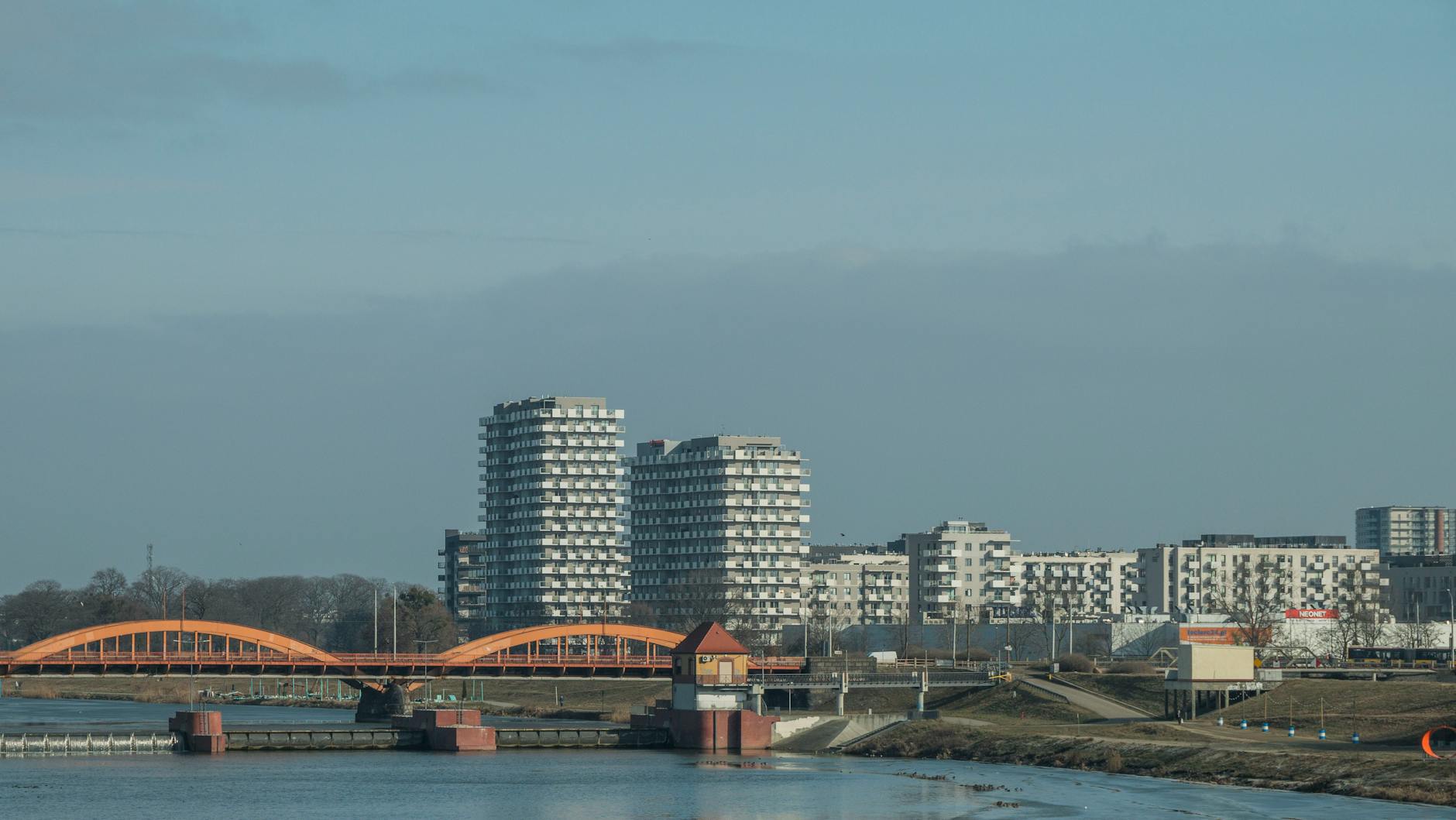 Mapa Wrocławia z ikonami symbolizującymi pracę i rozwój zawodowy, podkreślająca frazę 'praca Wrocław'.