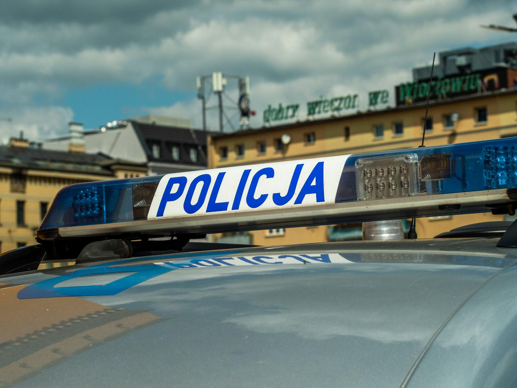 Budynek Urzędu Miejskiego Wrocławia z widocznym napisem 'Kierownictwo Urzędu Miejskiego Wrocławia'