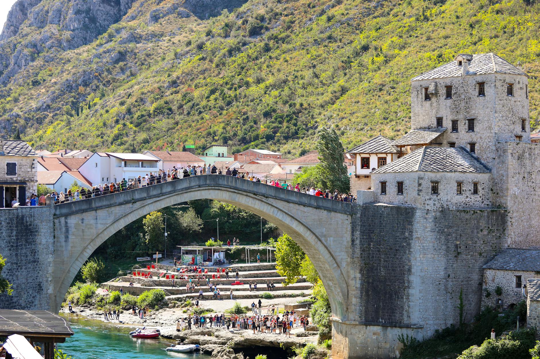 Dzieci w kaskach rowerowych obok odrestaurowanego zabytkowego budynku w Świdnicy