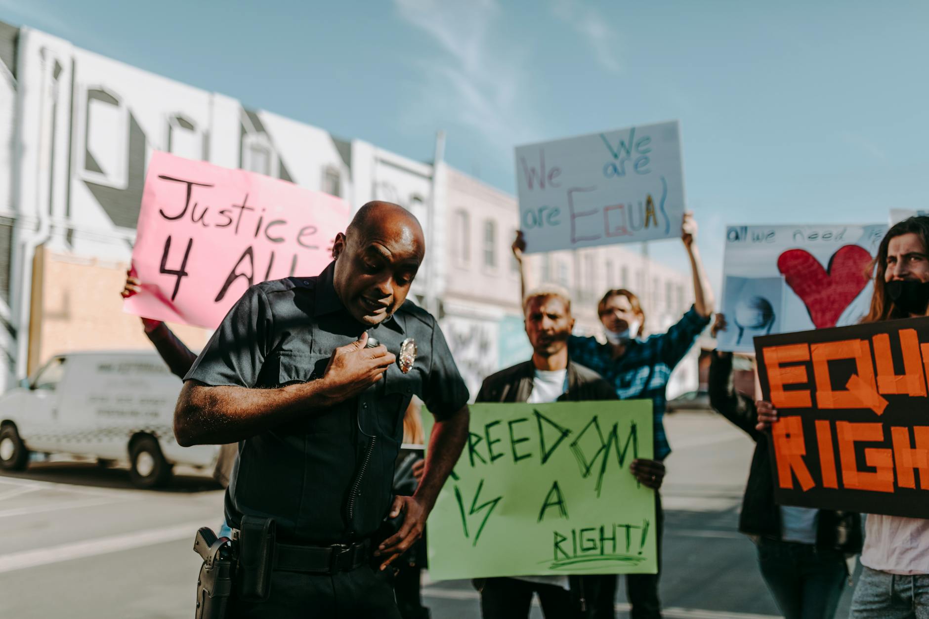 Ilustracja przedstawiająca autobus MPK Wrocław oraz symbol płatności kartą z przekreśleniem, nawiązująca do problemów z płatnościami i organizacją ruchu we Wrocławiu.