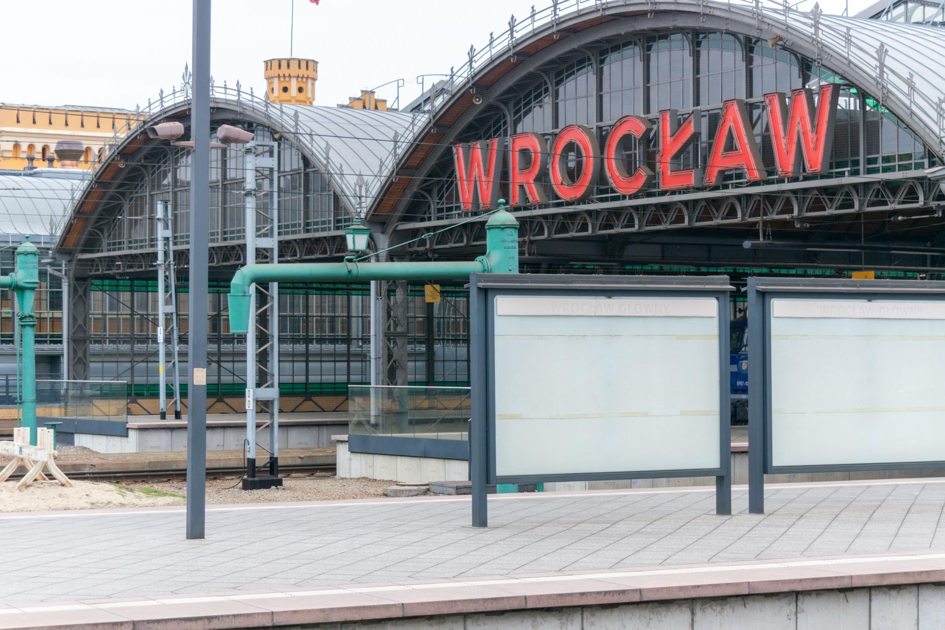 Schematyczny obraz nowoczesnej linii kolejowej we Wrocławiu, symbolizujący modernizację kolei