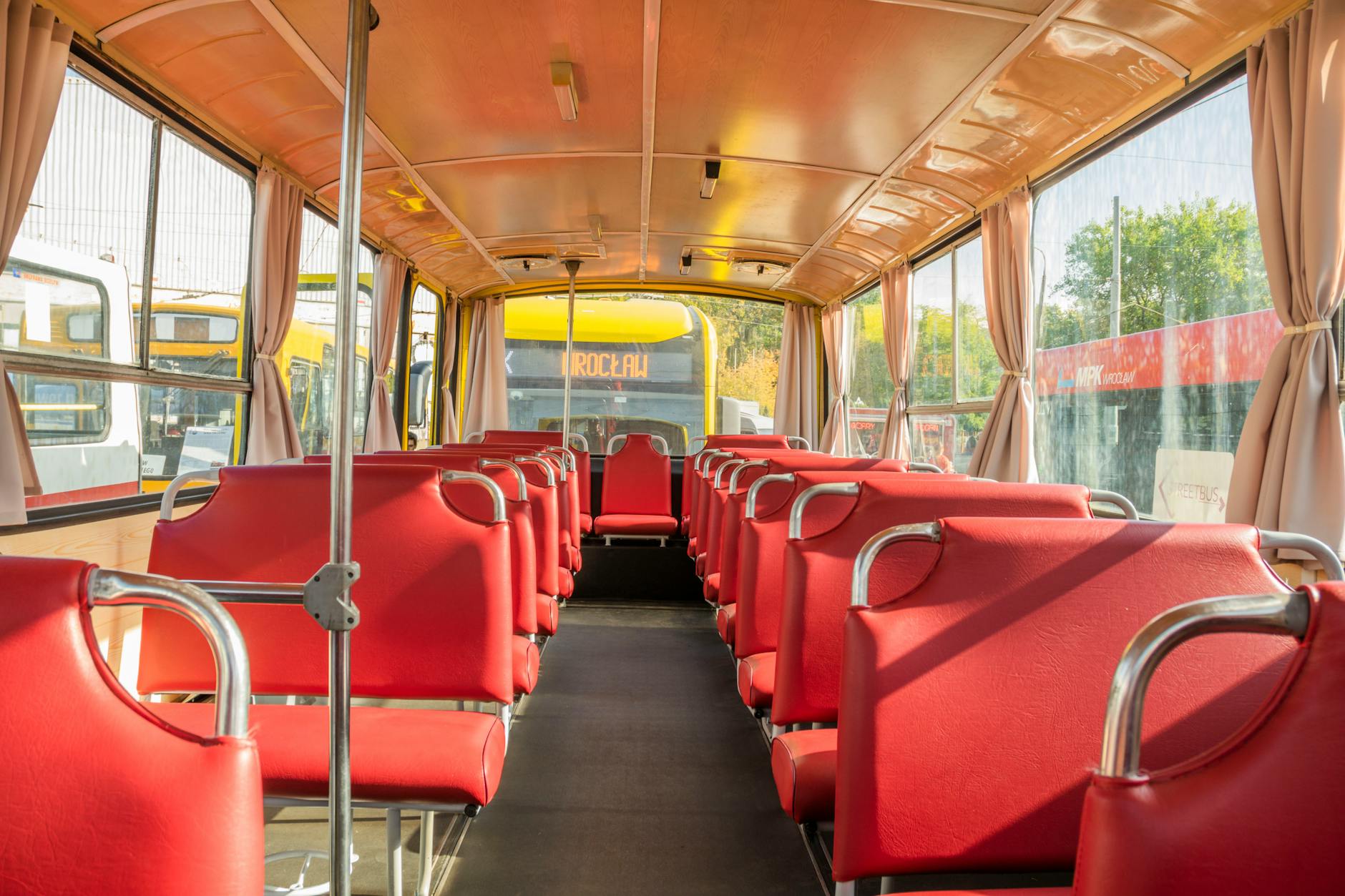 Ilustracja tramwaju z napisem upamiętniającym Teresę Swędrowską we Wrocławiu.