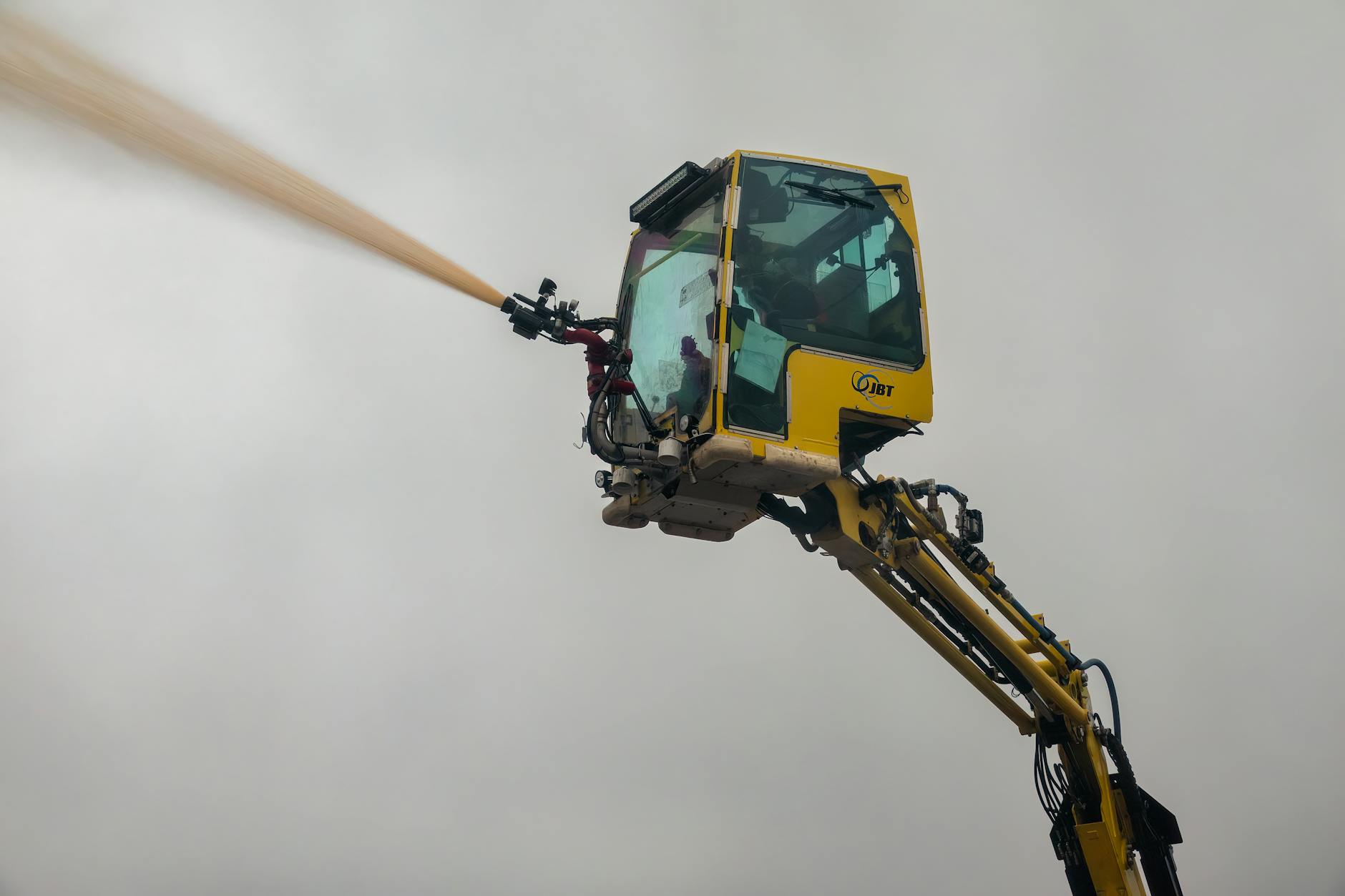 Spalony forwarder - maszyna leśna po pożarze w lesie pod Wrocławiem. Brak obrażeń.