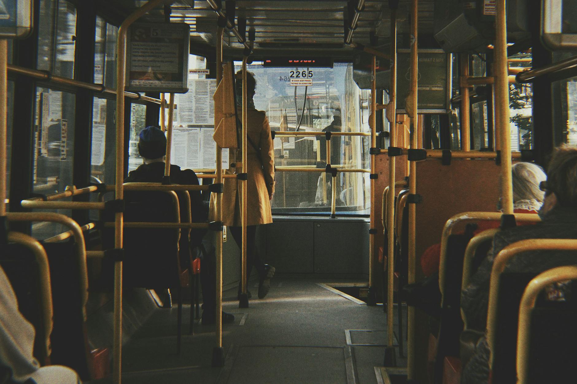 Nowoczesny tramwaj we Wrocławiu na tle miejskiego krajobrazu, symbol postępu i ekologicznego transportu.