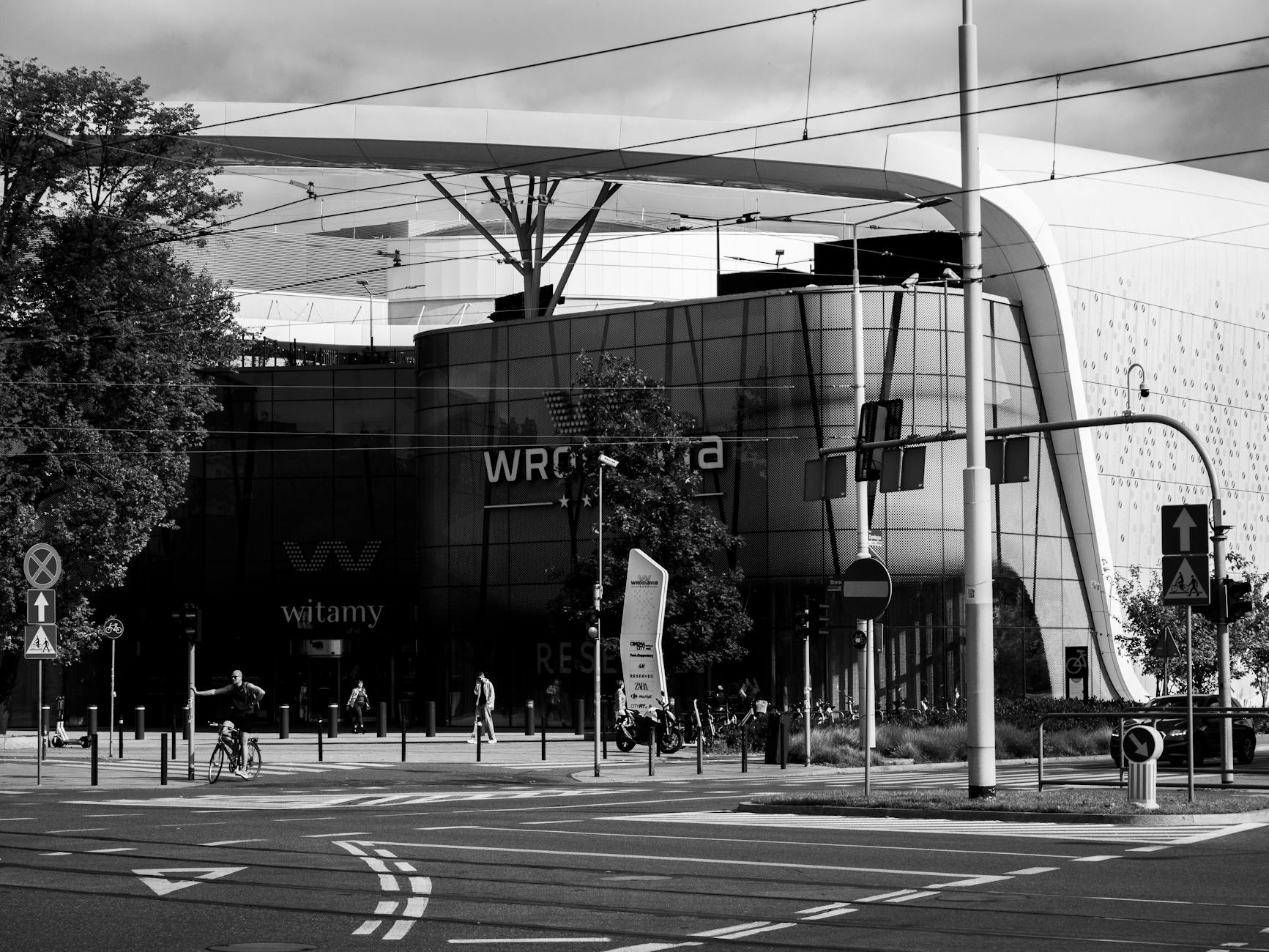 Zator drogowy spowodowany akcją służb ratowniczych pod Wrocławiem, utrudnienia w ruchu